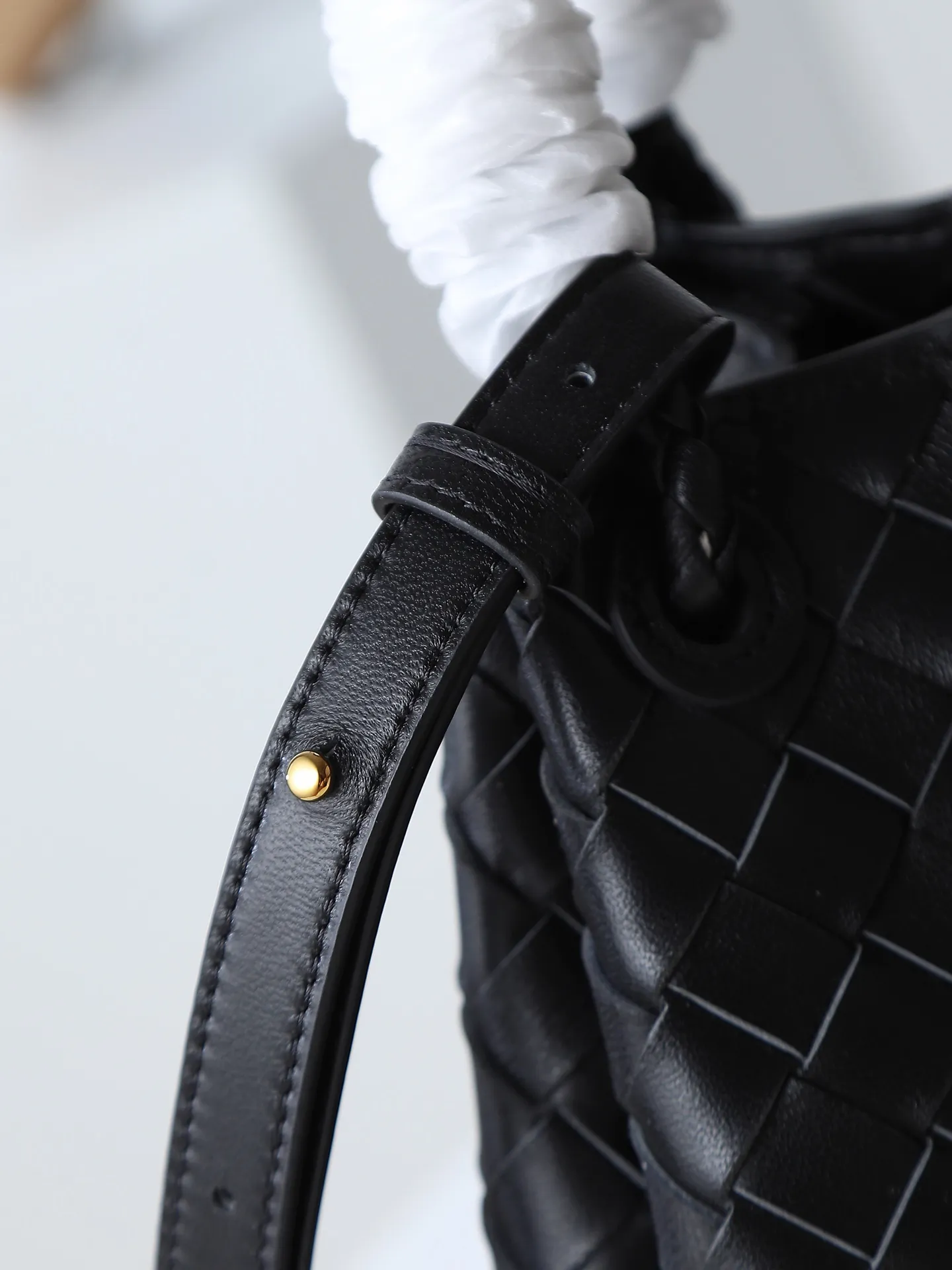 1250. Home B has a new product! Andiamo combines archive parachute handbags to inherit retro elements and integrate modern trends. The same style as Shu Qi's Night in Beijing. It is a continuation of the classic bag. It has three functions: hand carry, shoulder and cross-body. It is embellished with metal brass knot buckles. It is small and has an amazing capacity. It can easily hold all kinds of daily necessities with a box, sunglasses, small bottle, water powder, charger, and the upper body is versatile. Style number: 796569 Size: 21*17*16.5cm